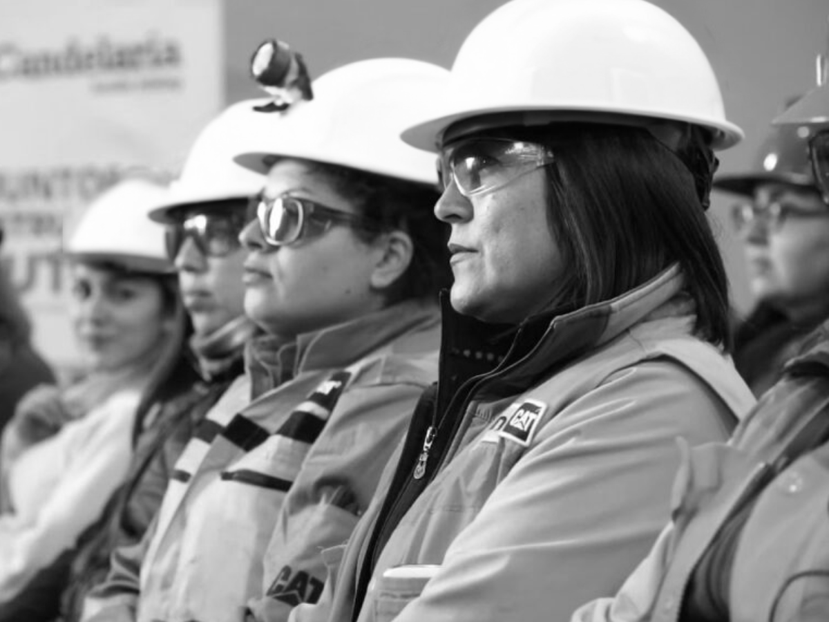 Mujeres profesionales en reunión de trabajo